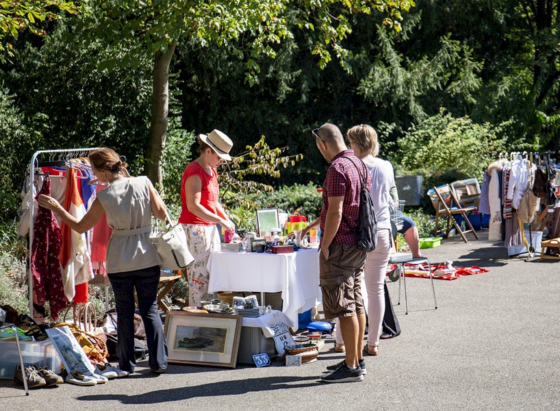 Flohmarktstand auf Strasse, Verkäuferin und Kunden