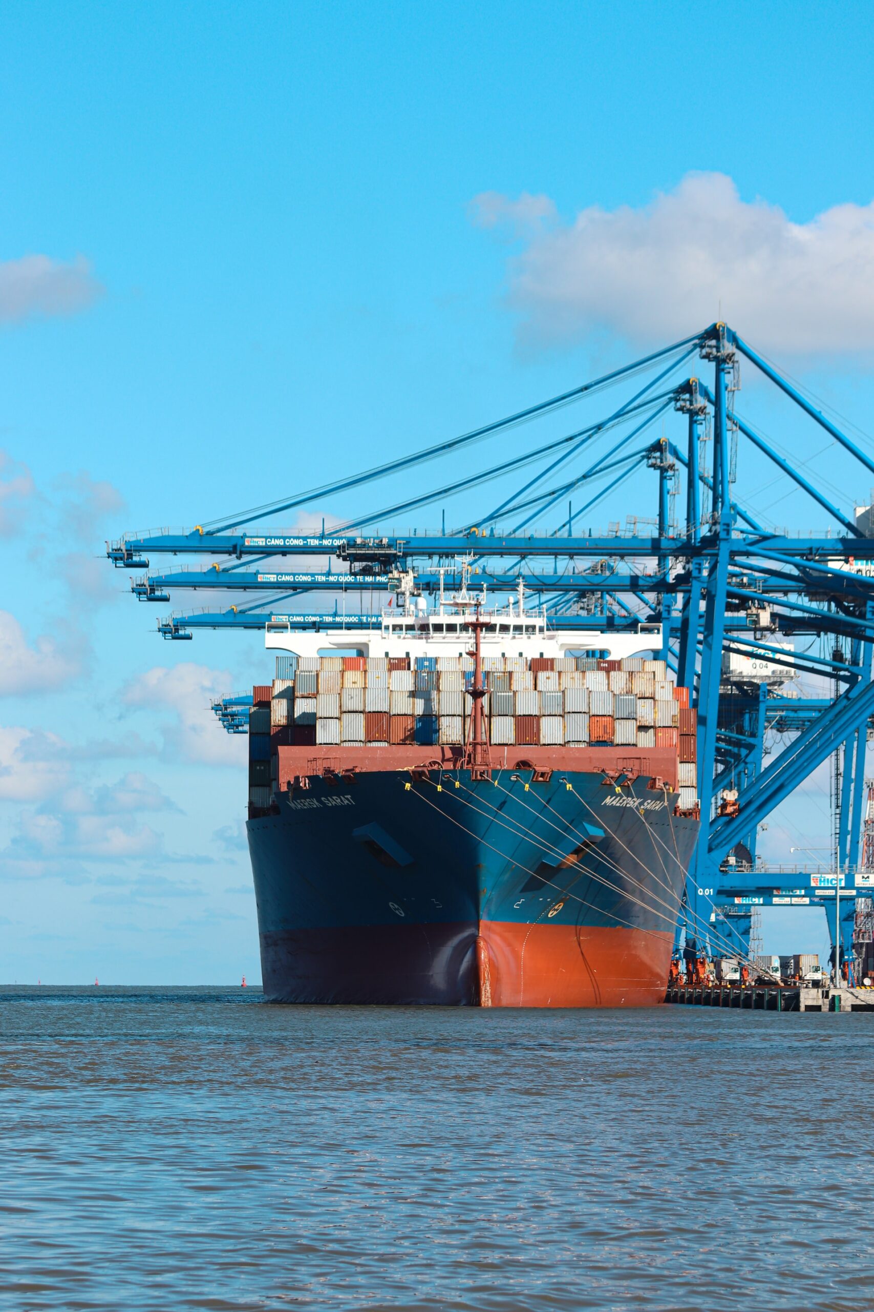 Containerschiff beim Entladen im Hafen.