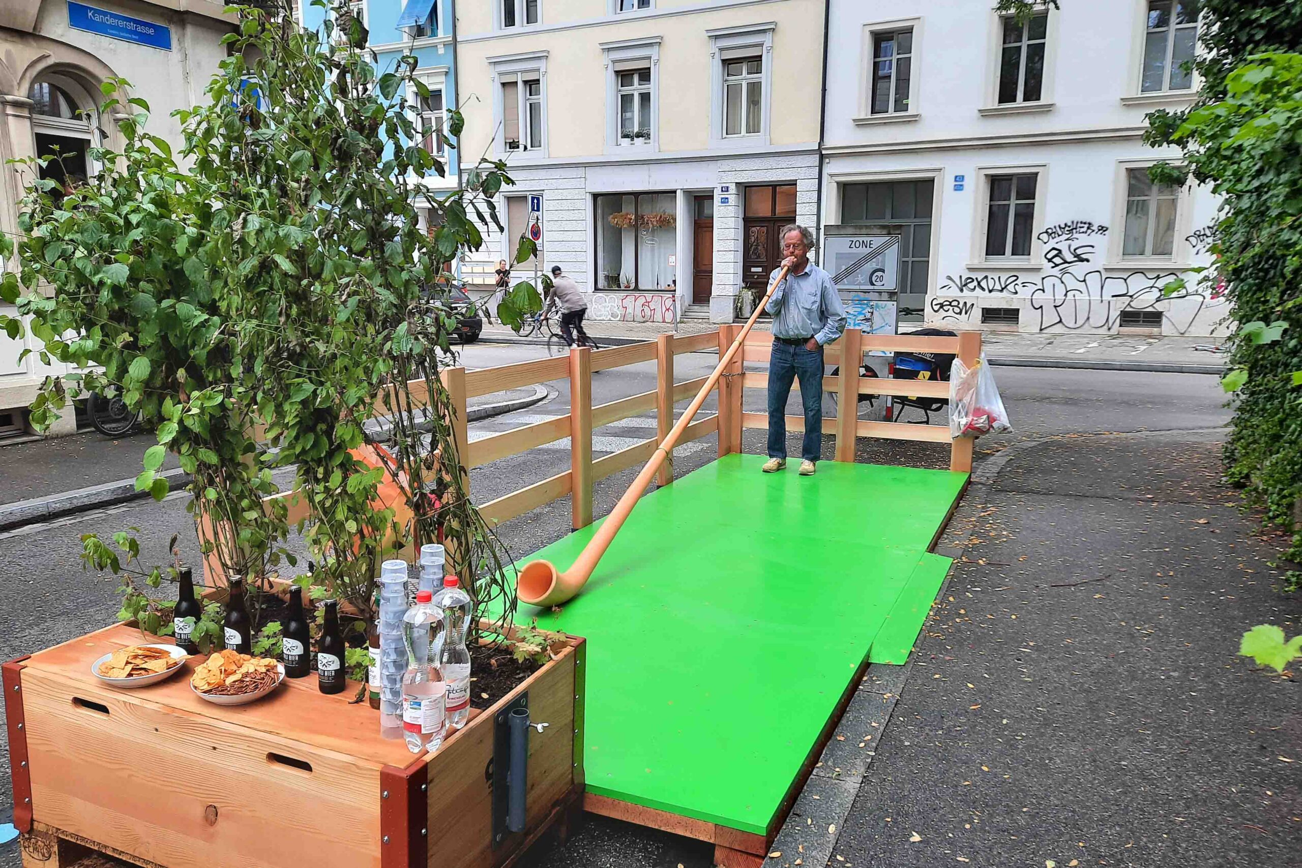 Auf der Veranstaltung "Summeregge" spielt ein Mann das Alphorn. .