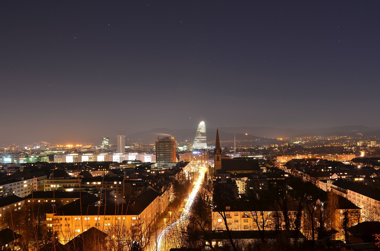 Blick auf Basel in der Nacht