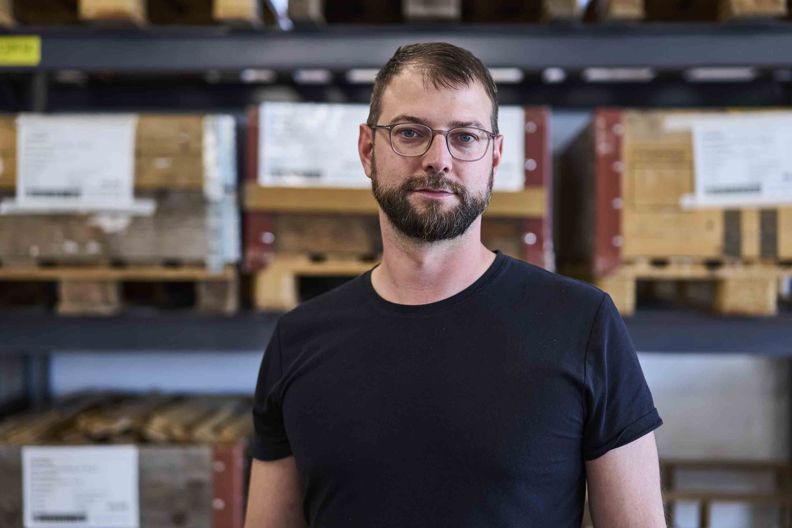 Portrait von Manuel Herzog, Geschäftsführer der Bauteilbörse, will beim Umgang mit Bauteilen ein Umdenken in Gang setzen.