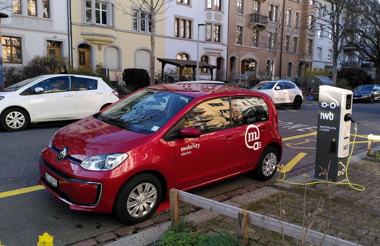 Ein Elektroauto von Mobility ist an eine Ladestation angeschlossen.