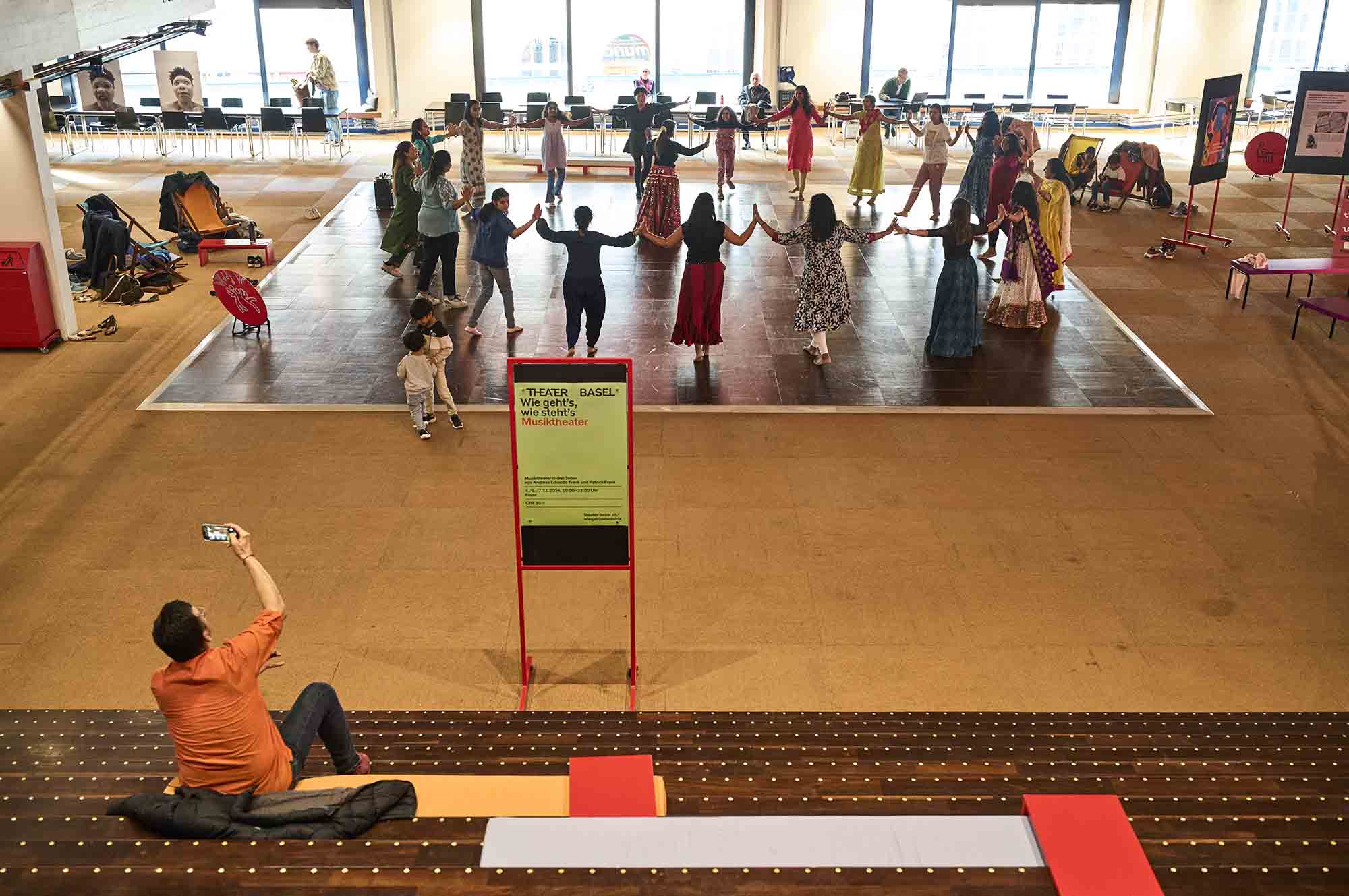 Das Theater Basel lädt die Bevölkerung ein, das «Foyer Public» zu nutzen, statt es leer zu lassen: Hier vernetzt man sich, es wird diskutiert – und manchmal auch getanzt.