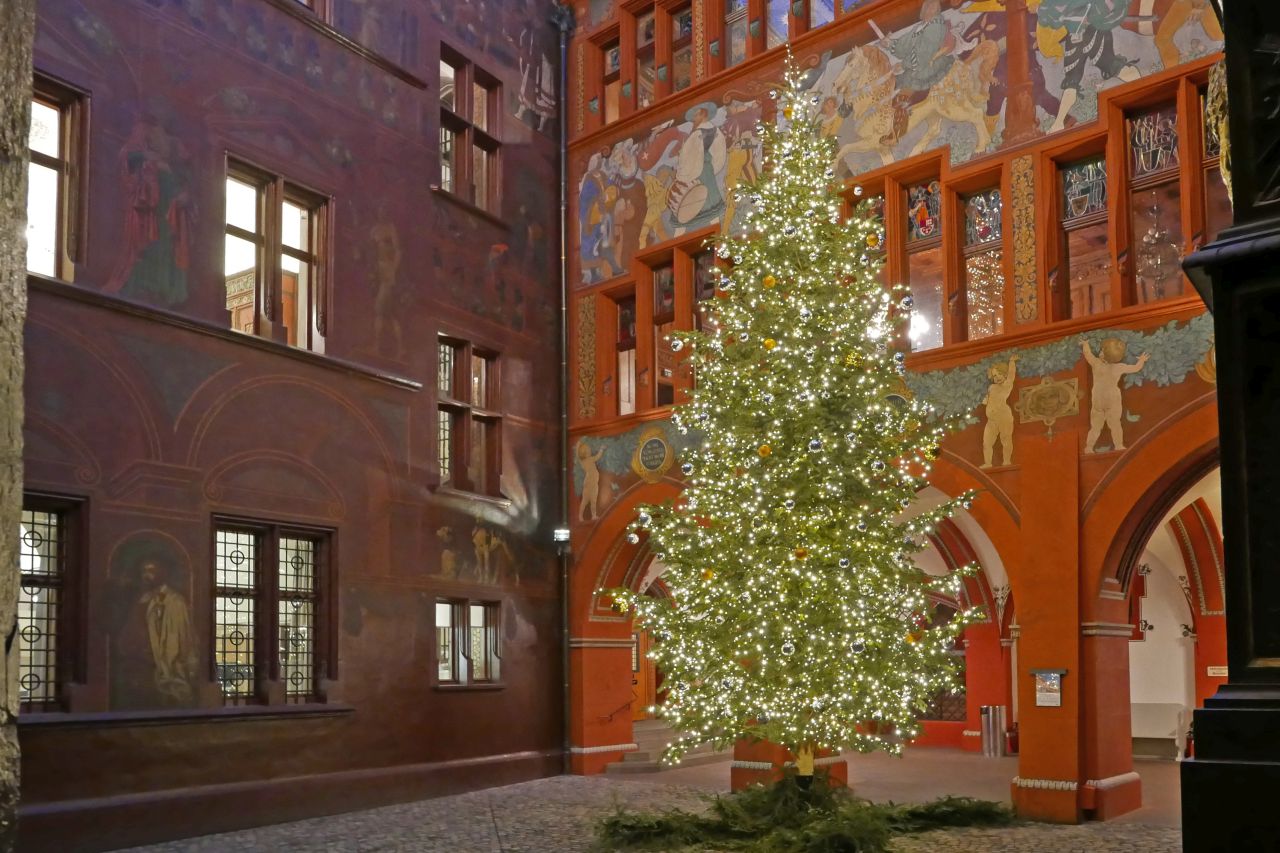 Weihnachtsbaum im Innenhof vom Basler Rathaus