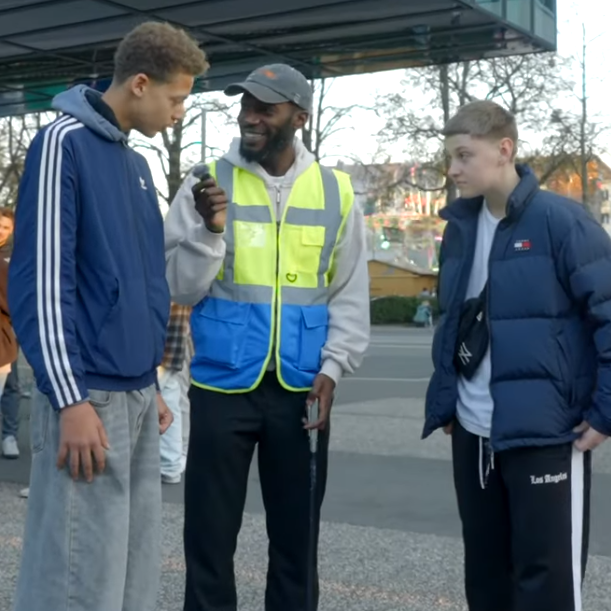 Franck mit zwei jungen Männern an der Herbstmesse