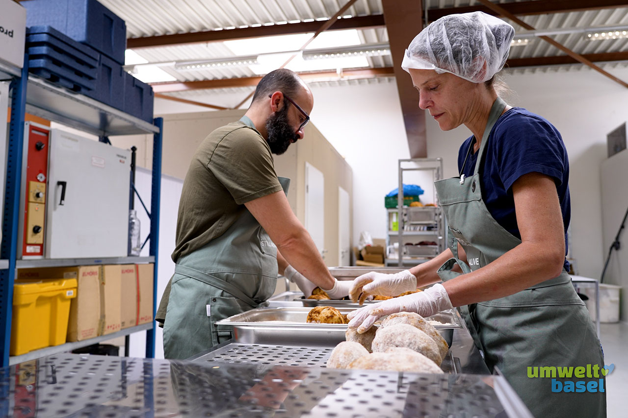 Matteo Leoni und Petra Körner bei der Fermentation des Gemüses