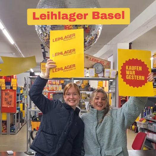 Caroline und Sophie im Leihlager