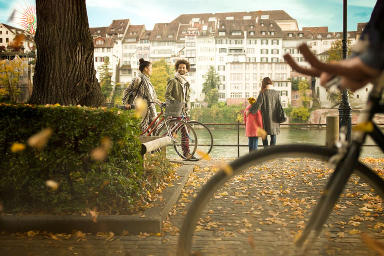 Menschen schieben ihr Fahrrad auf dem Rheinweg