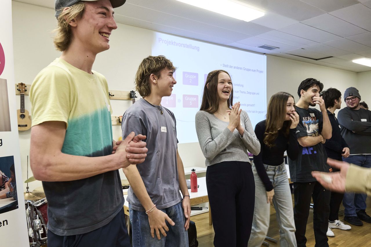 Schüler und Schülerinnen präsentieren ihr Projekt.